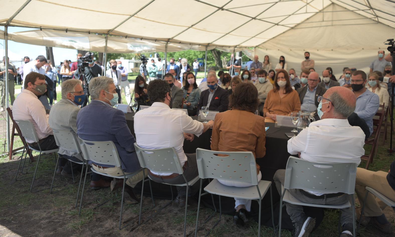 Todas las autoridades y público