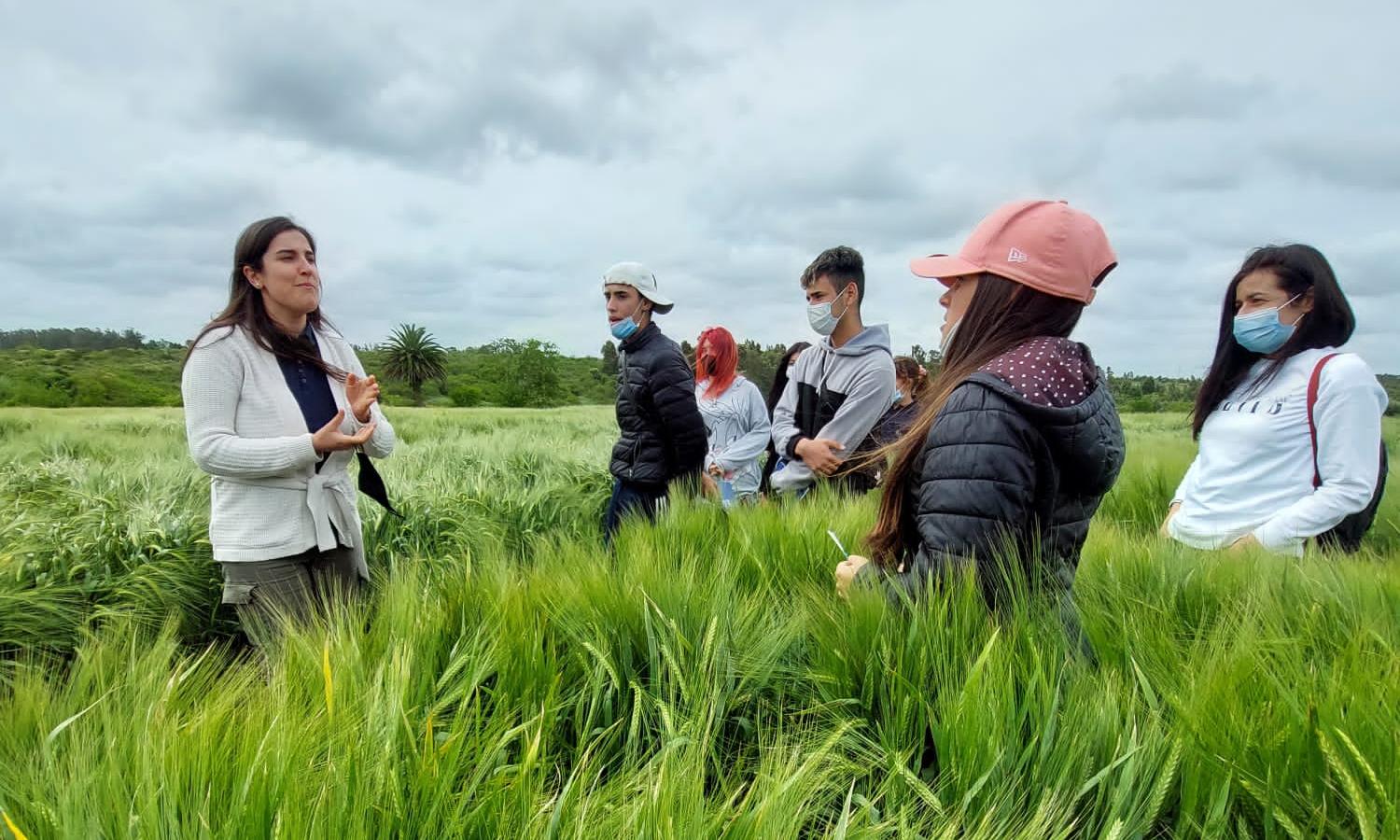 estudiantes en el campo