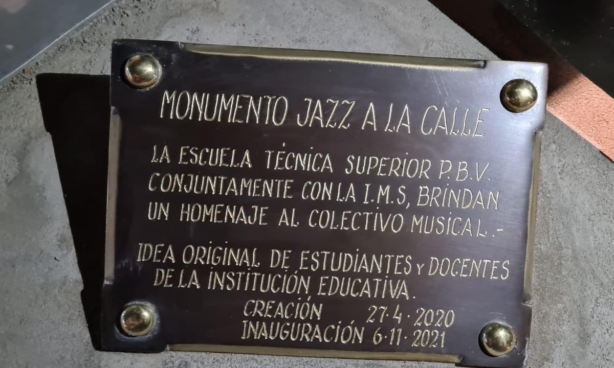 Placa al pie del monumento "Movimiento Jazz a la Calle"