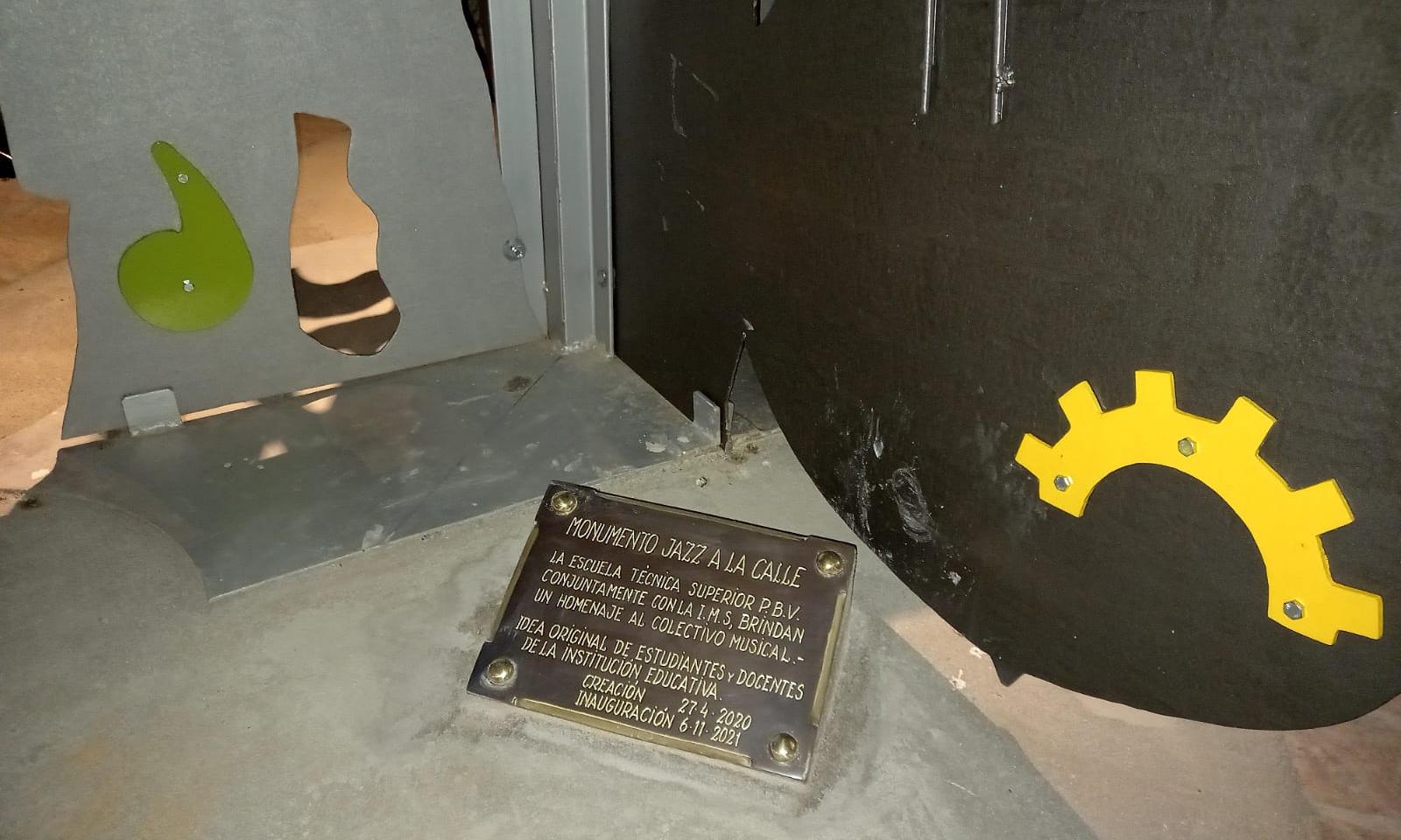 Placa al pie del monumento "Movimiento Jazz a la Calle"