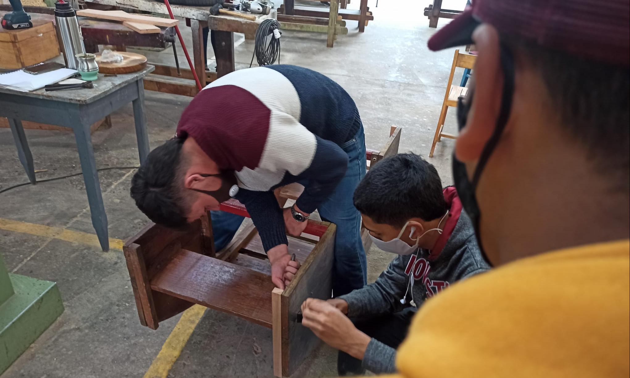 estudiantes trabajando