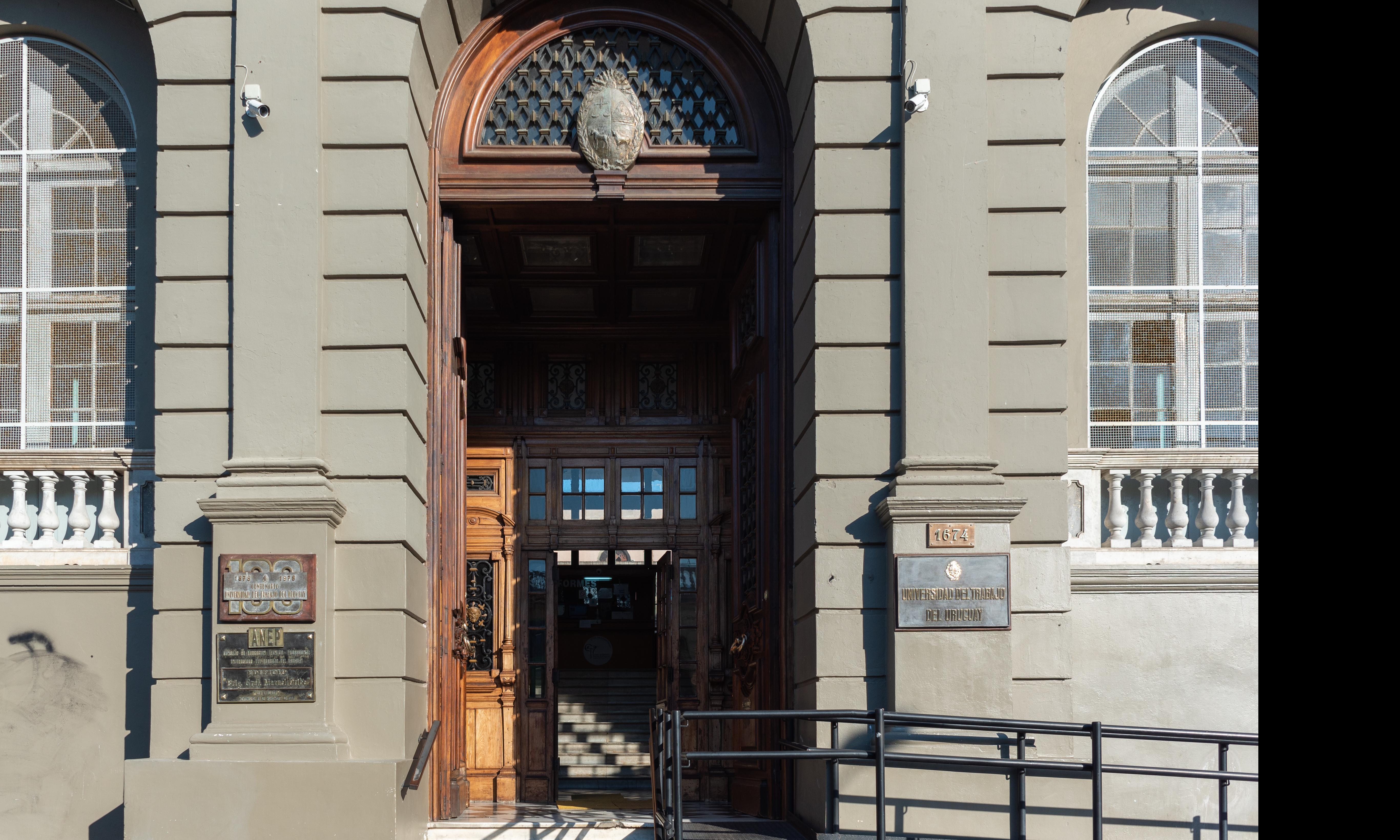 Fachada del edificio central de UTU 