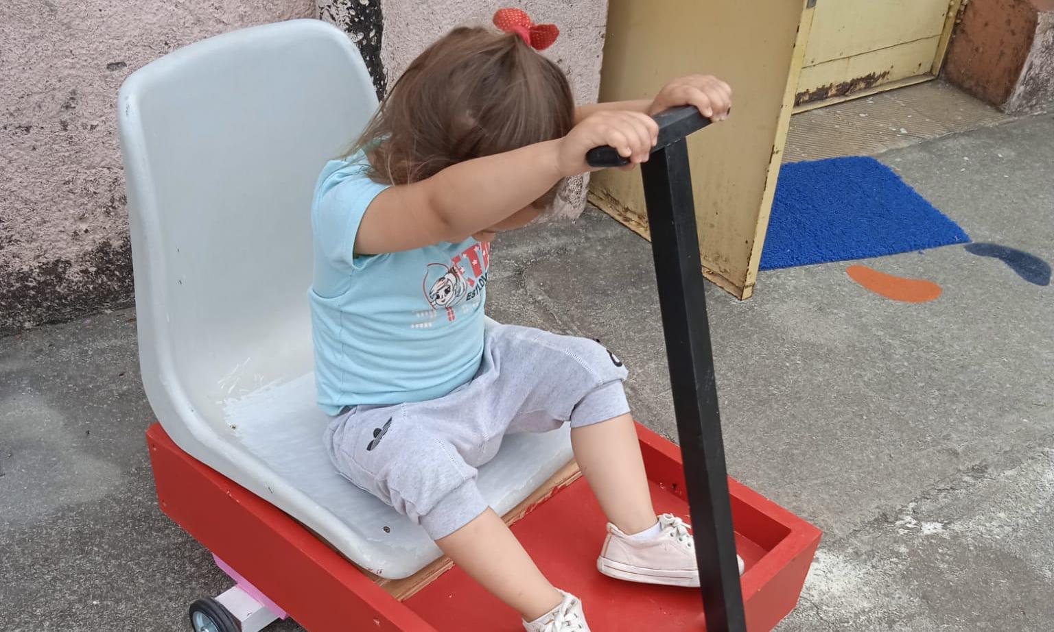niña jugando