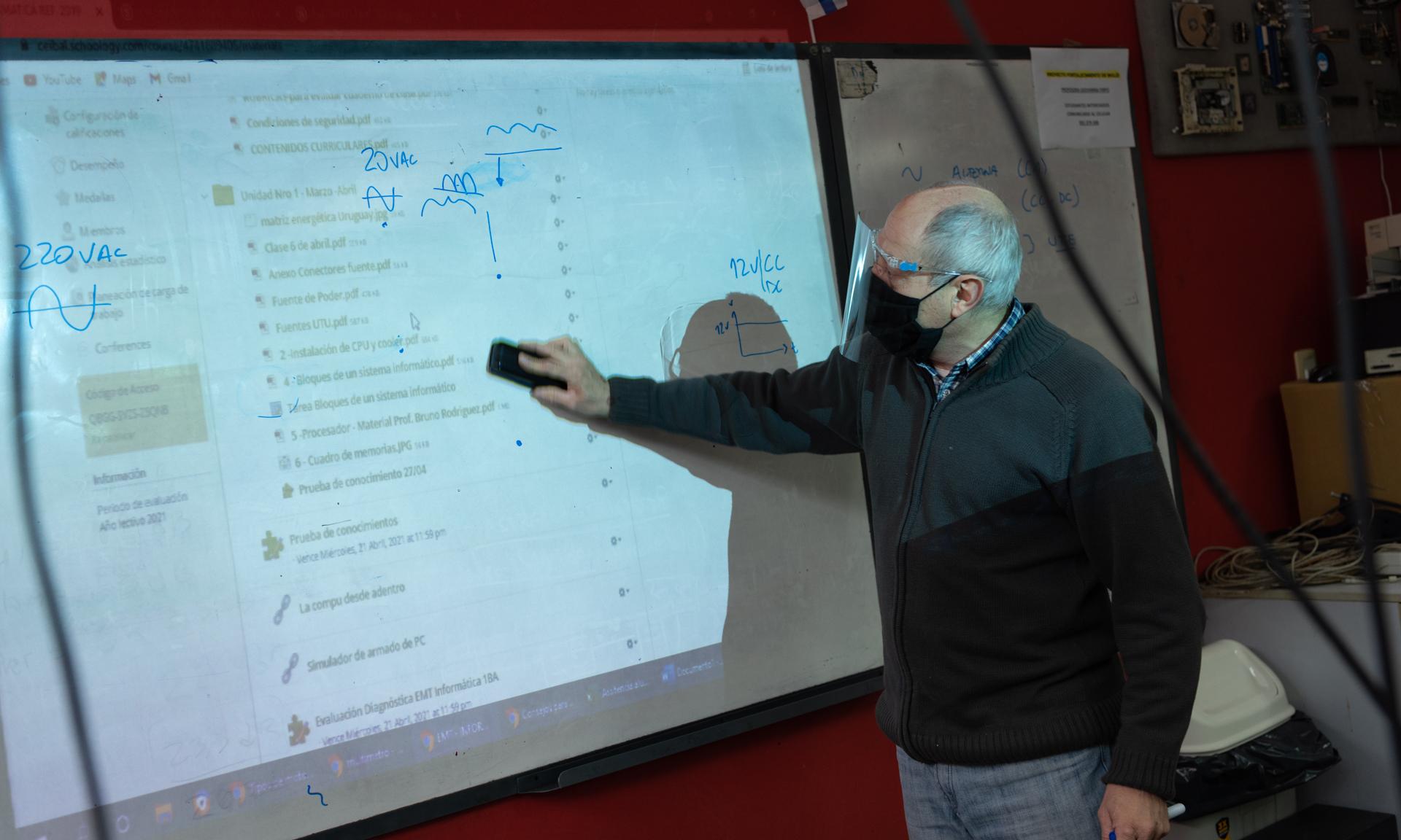 docente en pizarrón
