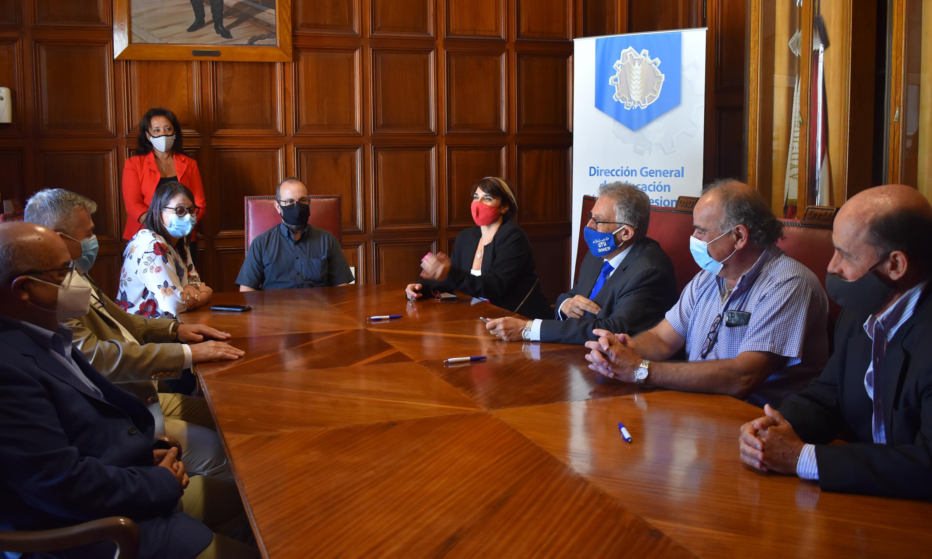 todos en la mesa