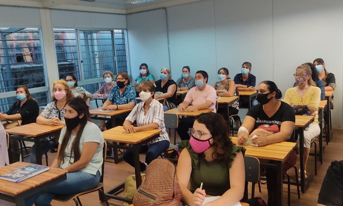 Las personas recibiendo el curso en un aula