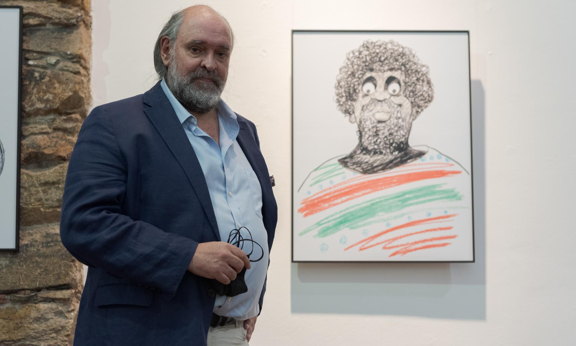 Arotxa junto a uno de sus cuadros