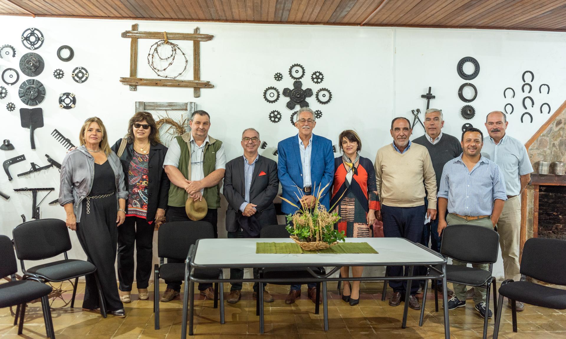 Autoridades y funcionarios de la Escuela Agraria Artigas