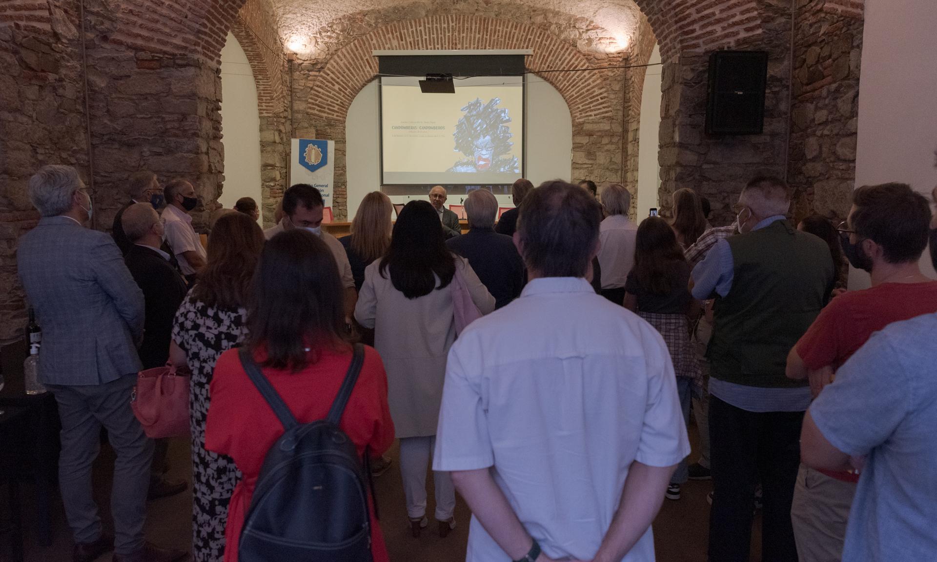Público en la exposición de Arotxa
