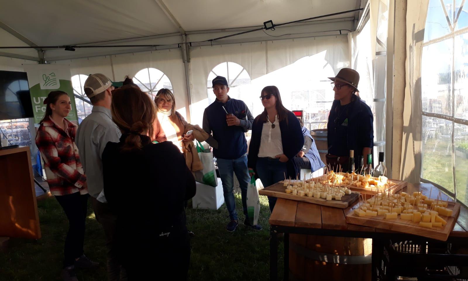 Degustación de quesos y vinos en el stand de UTU en la Expo Melilla