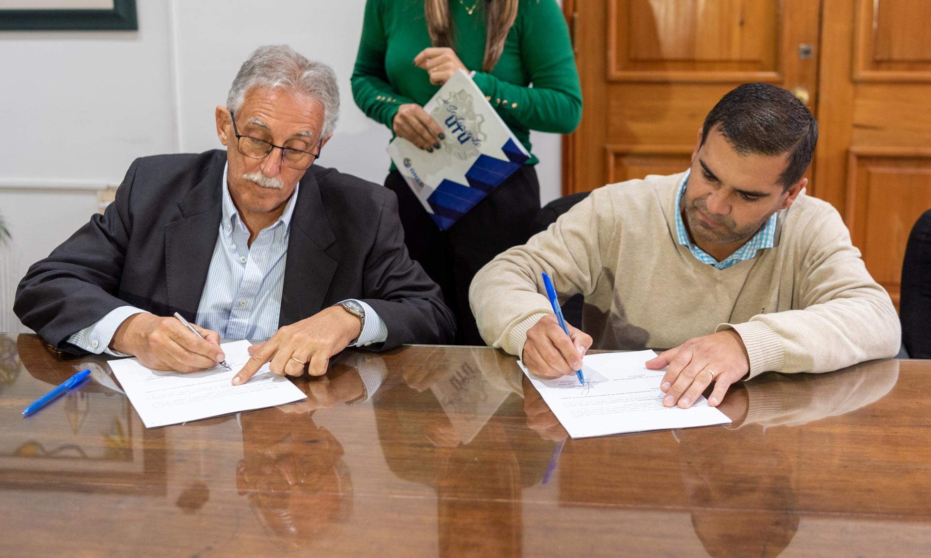 pereyra firmando el convenio