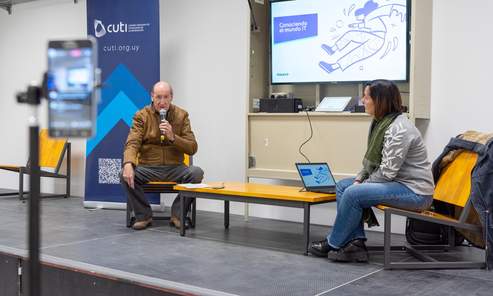 Exposición de Dahiana Fuentes en charlas "Conociendo el mundo IT"