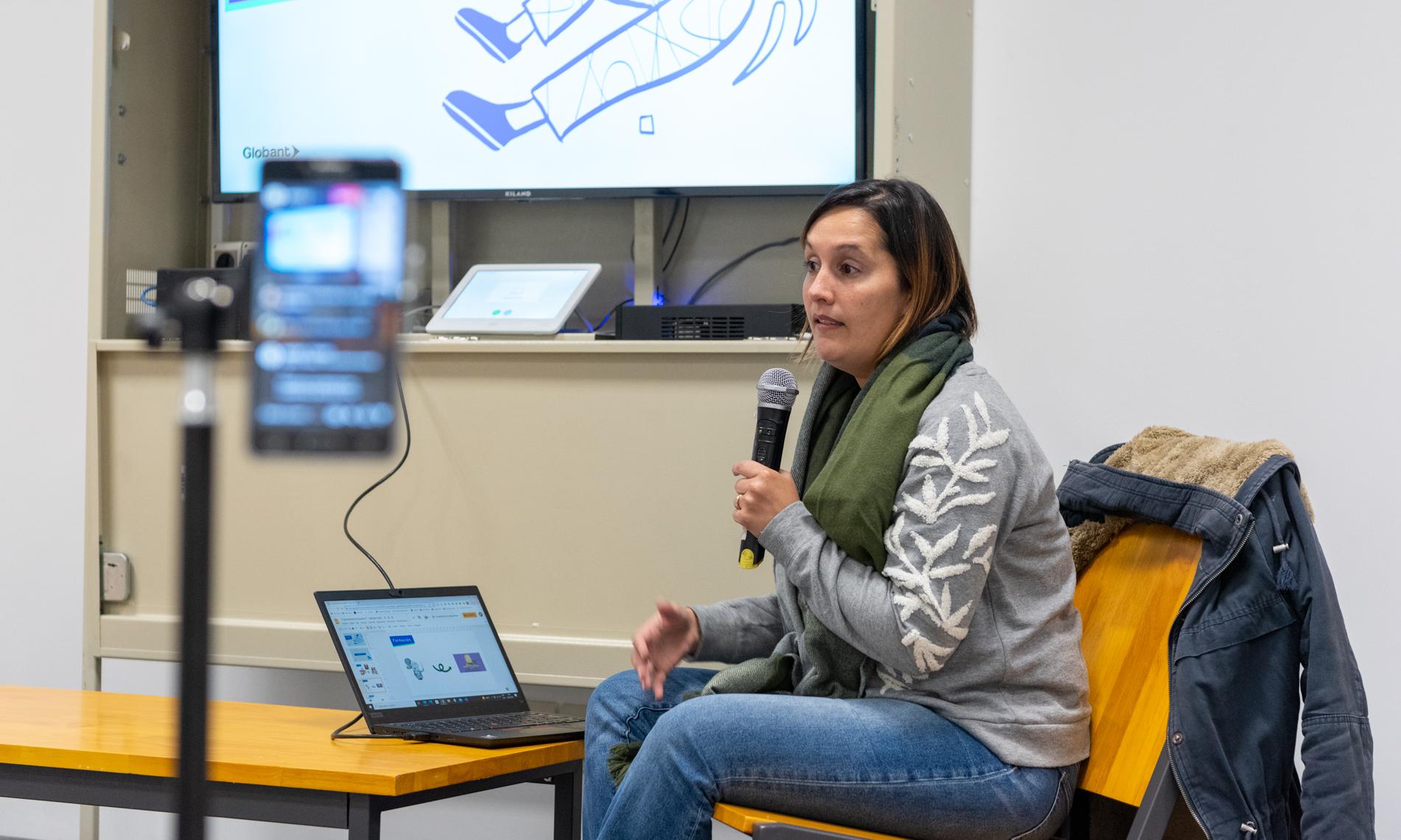 Exposición de Dahiana Fuentes en charlas "Conociendo el mundo IT"