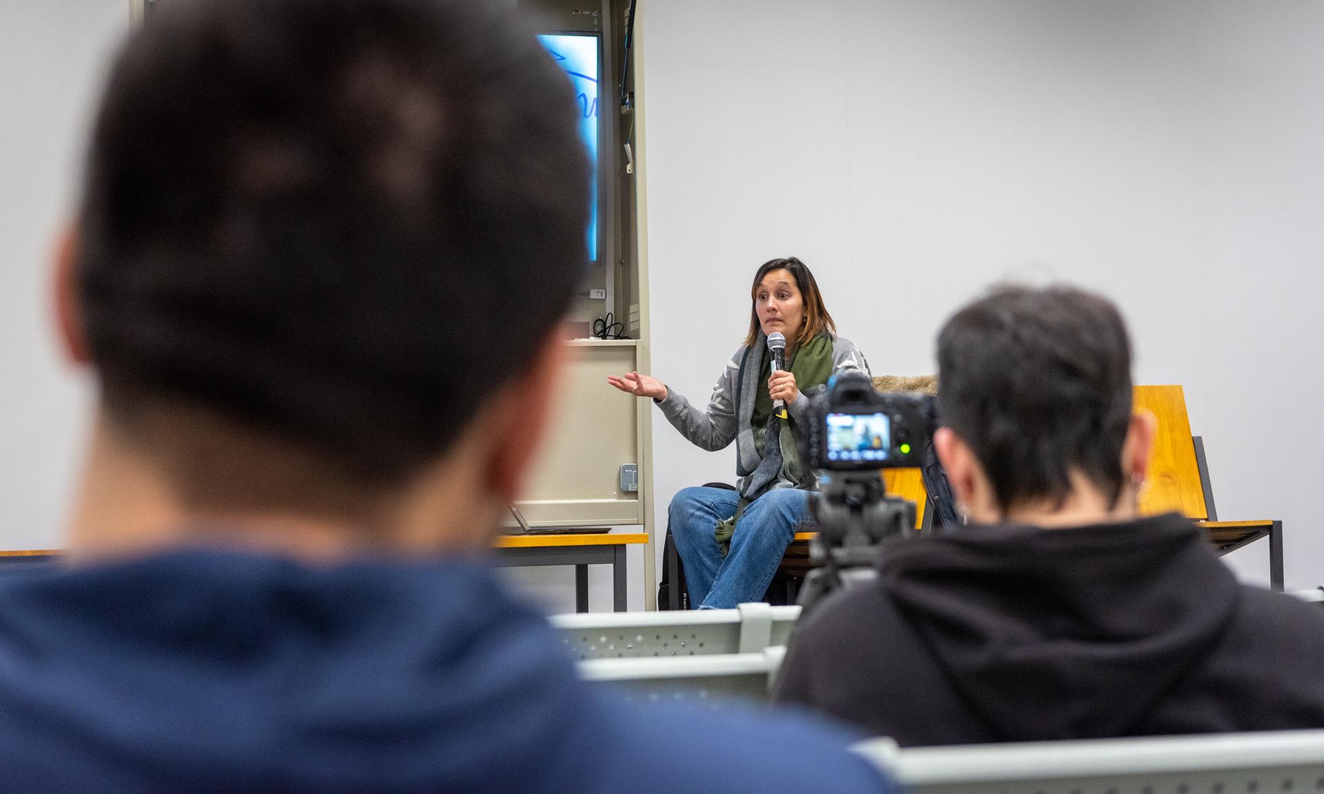 Exposición de Dahiana Fuentes en charlas "Conociendo el mundo IT"