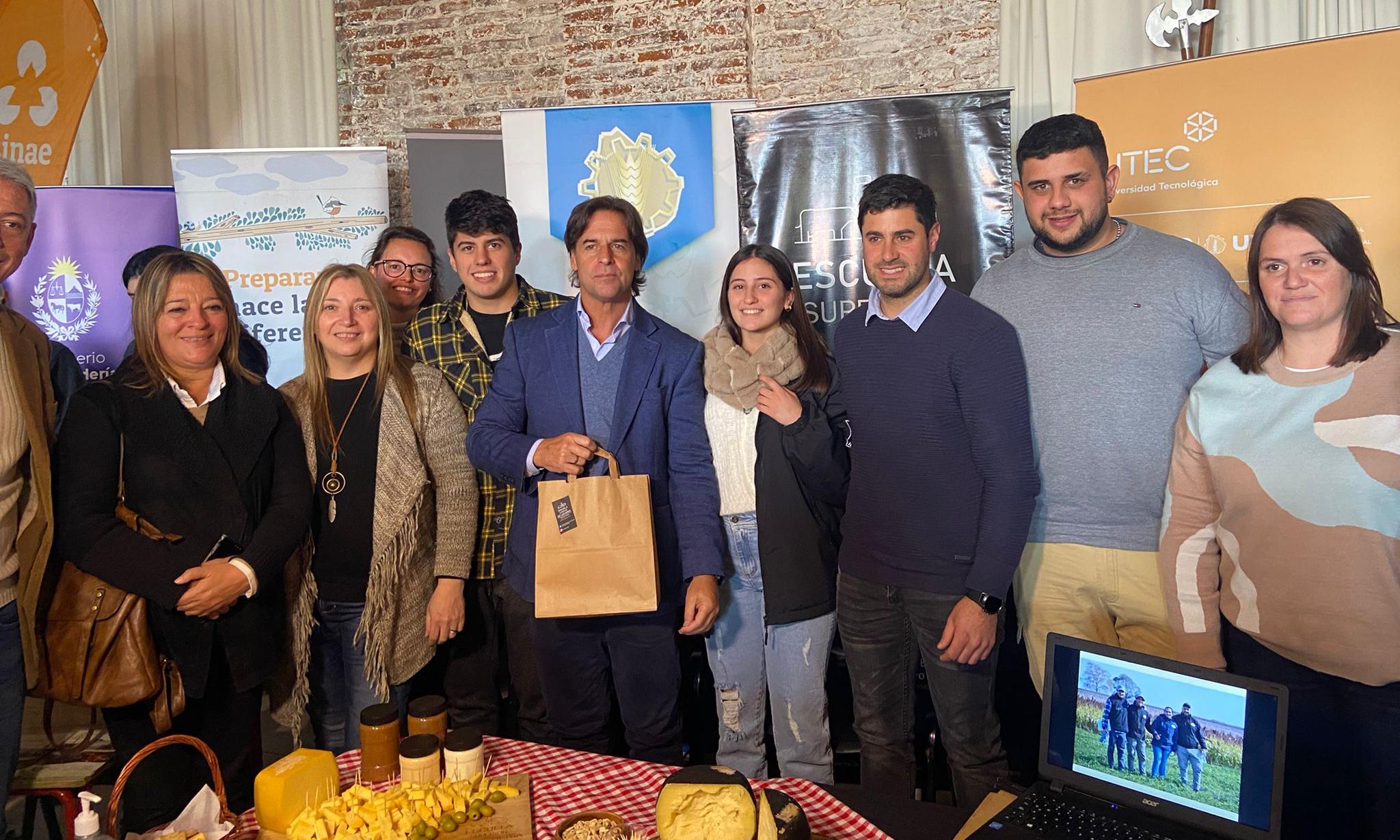 El presidente Luis Lacalle Pou visitando stand de UTU en Colonia