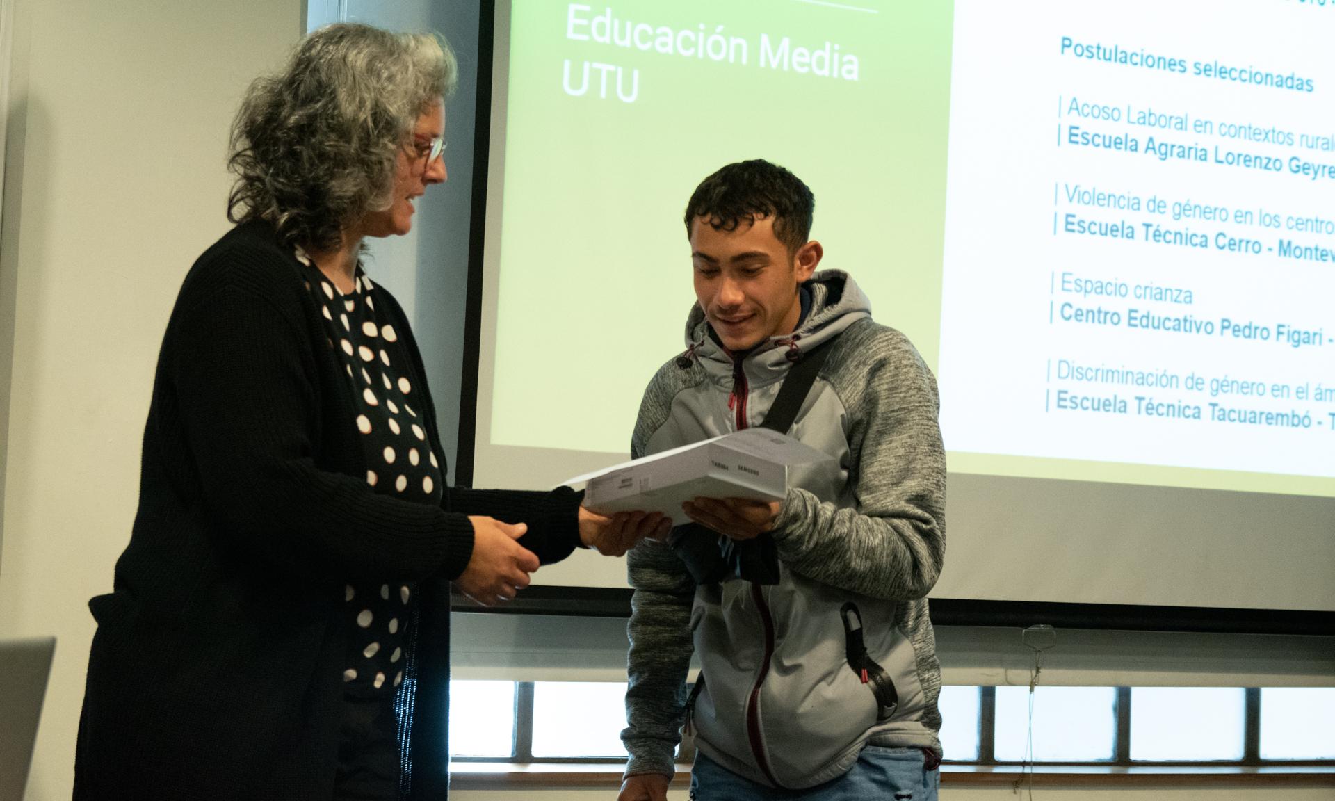 entregando premio