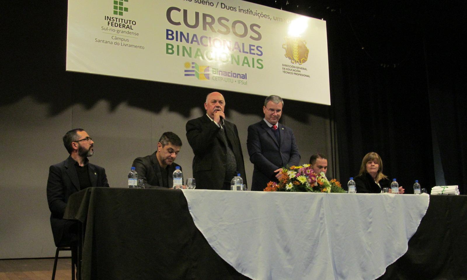 mesa con autoridades