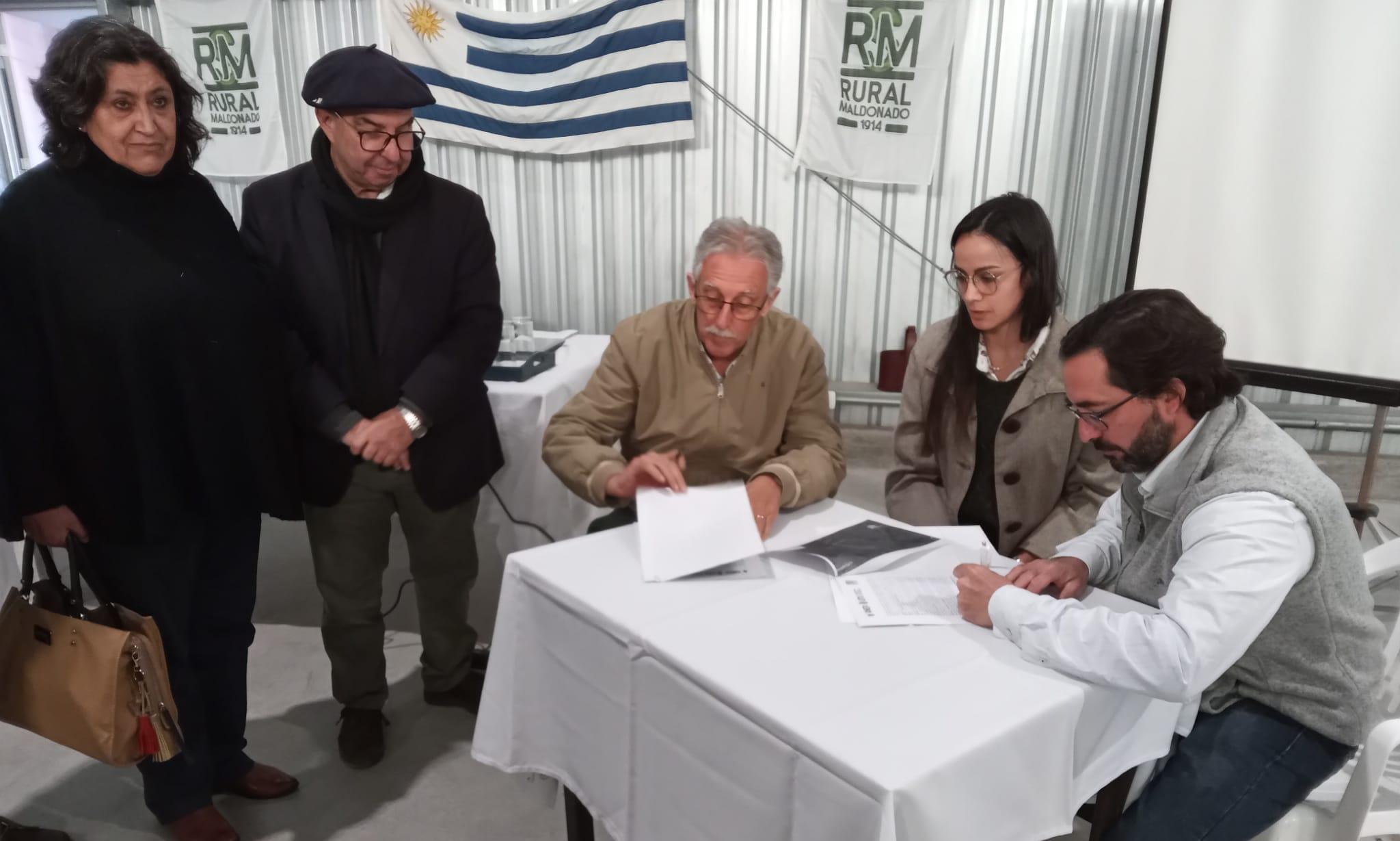 firmando el convenio