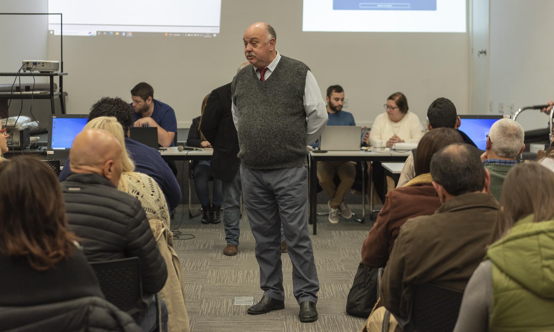 secretario docente dando la bienvenida