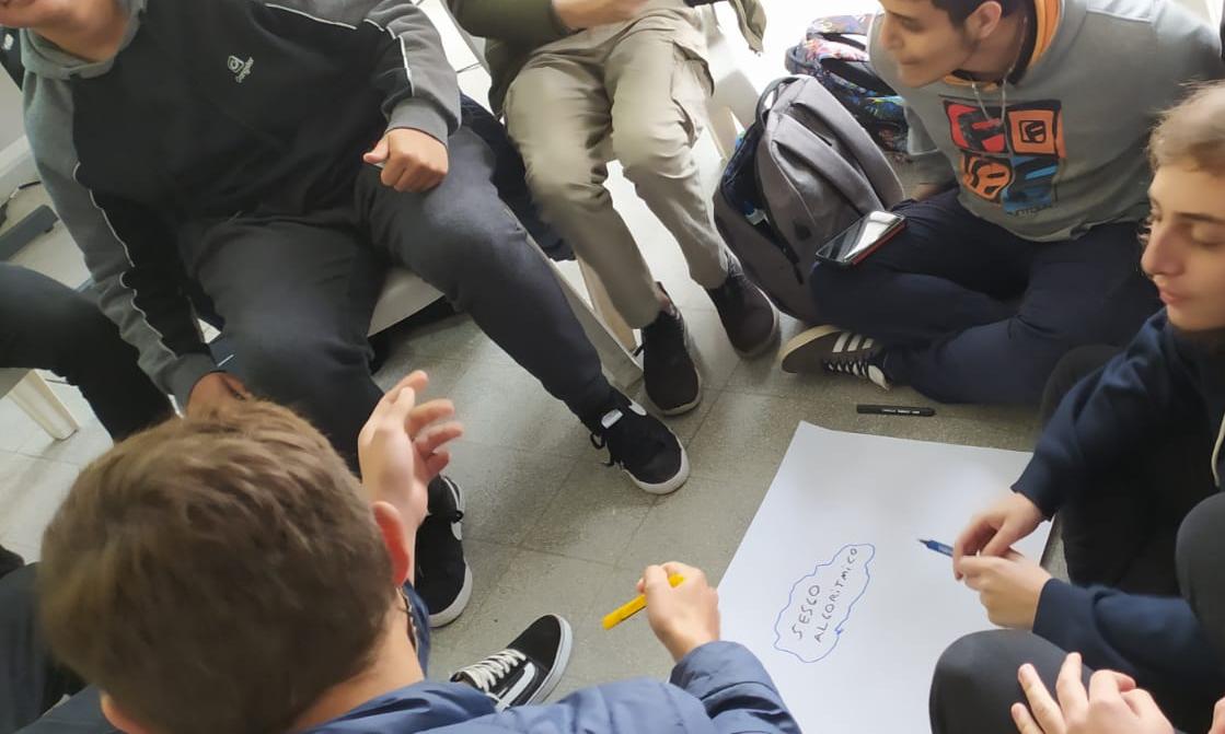 estudiantes trabajando