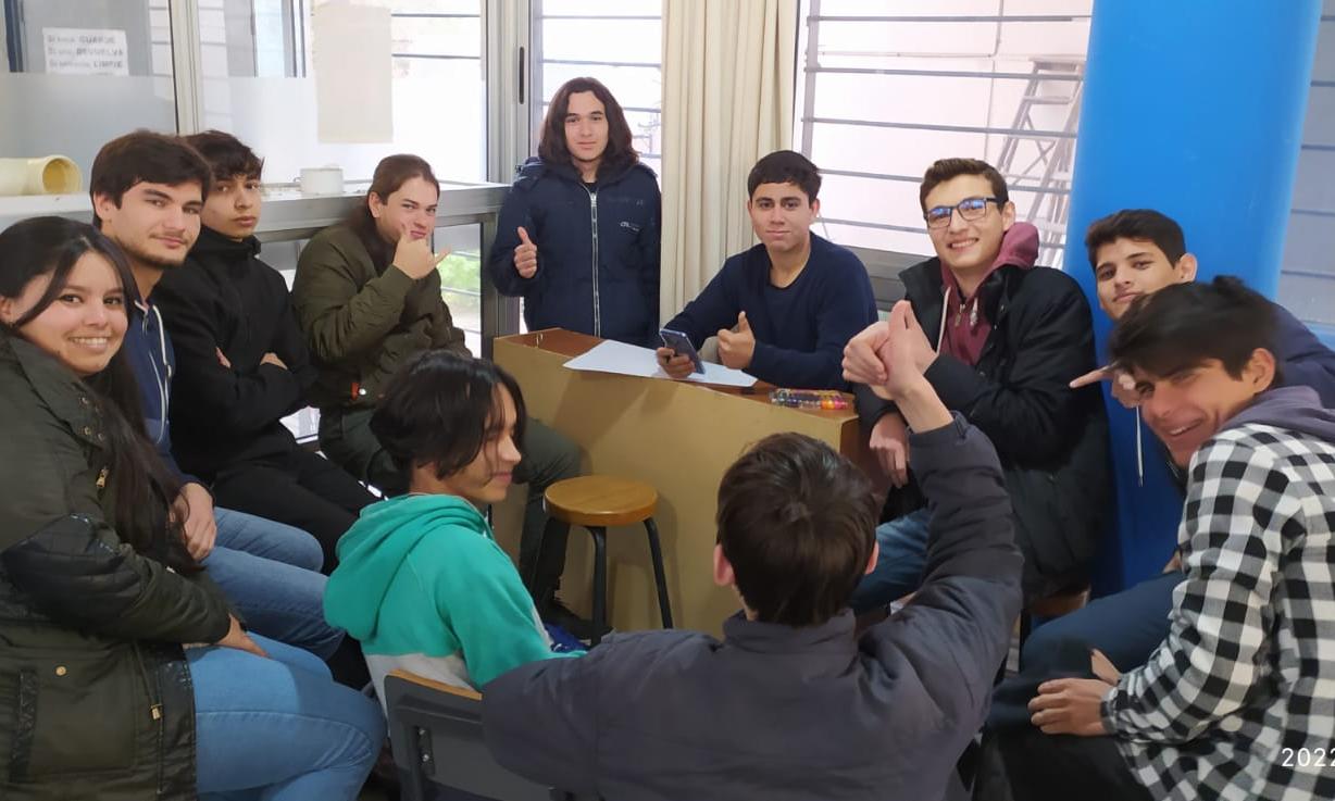 estudiantes trabajando