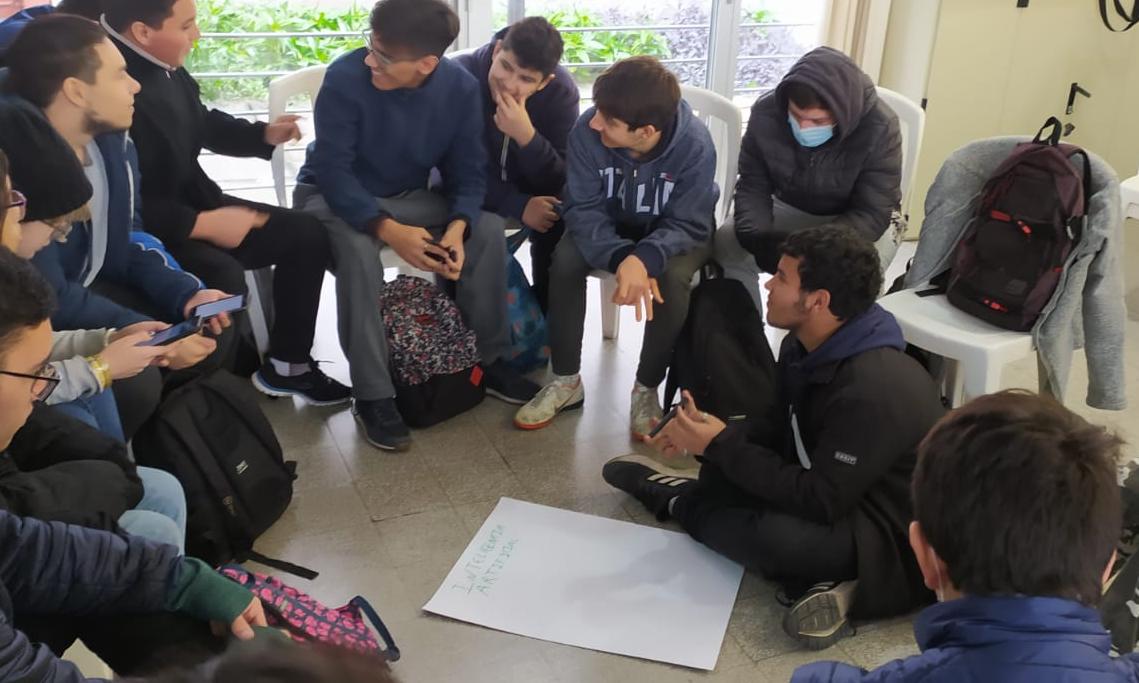 estudiantes trabajando