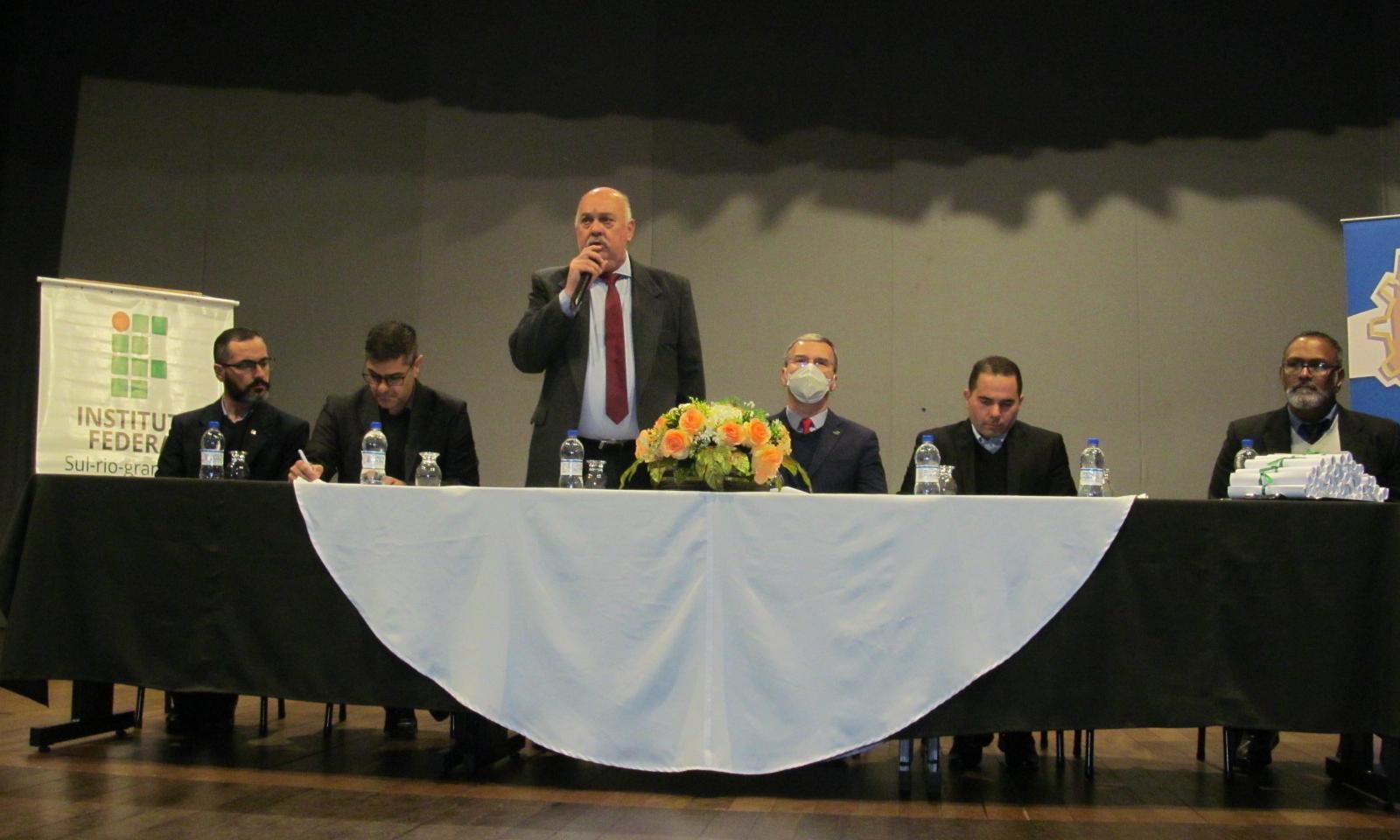 acto de colación de grado de los alumnos de los Bachilleratos Binacionales