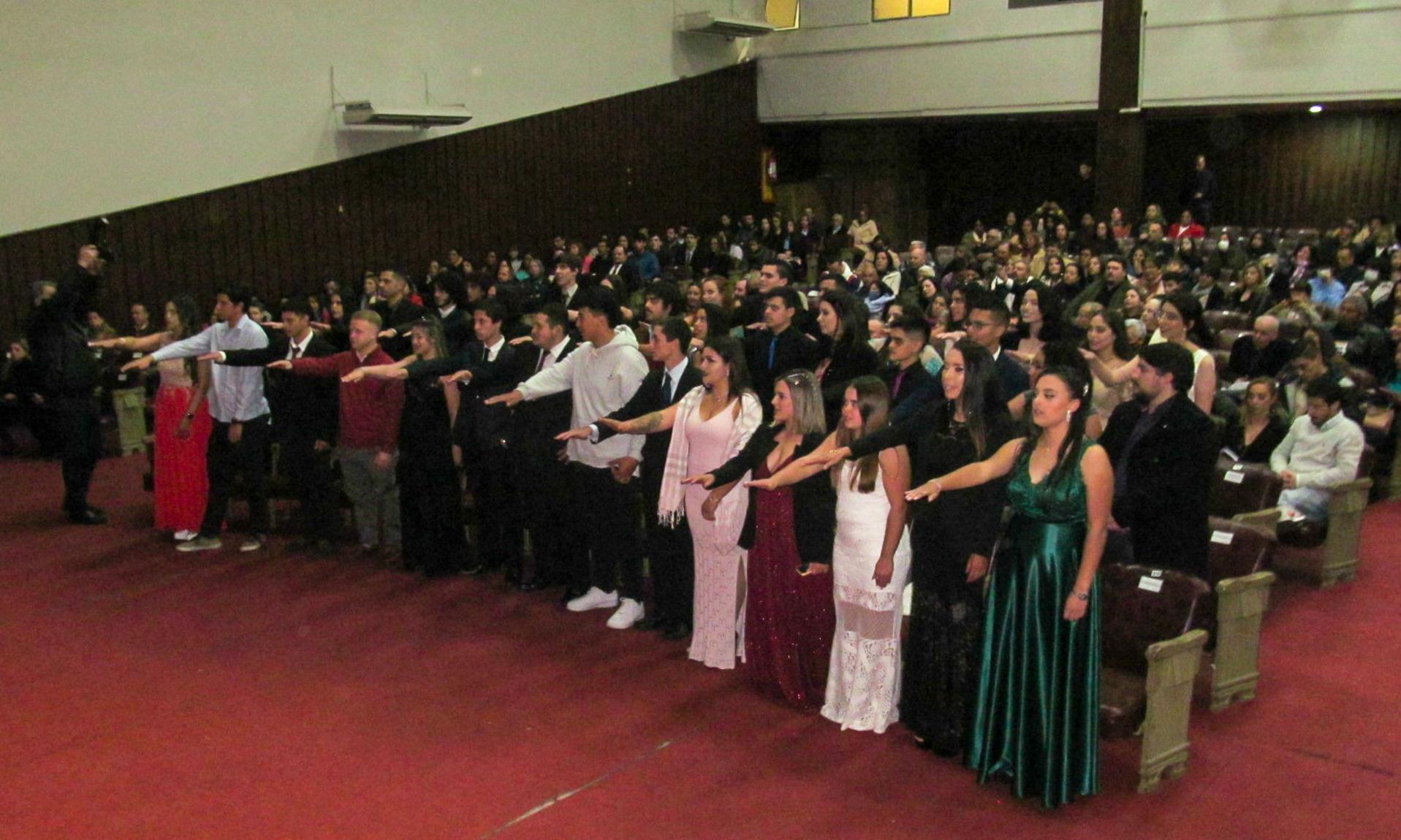 acto de colación de grado de los alumnos de los Bachilleratos Binacionales