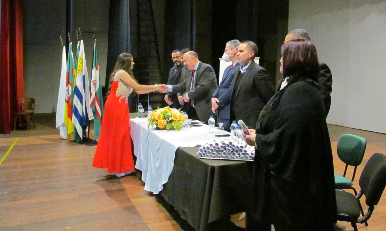 acto de colación de grado de los alumnos de los Bachilleratos Binacionales
