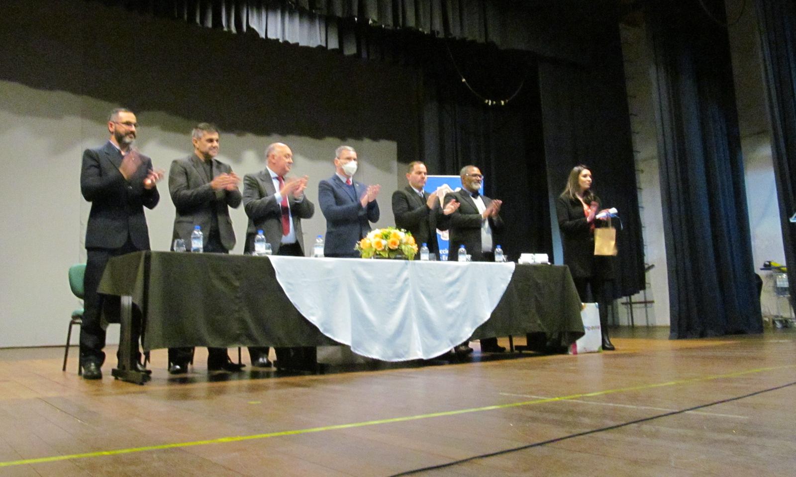 acto de colación de grado de los alumnos de los Bachilleratos Binacionales