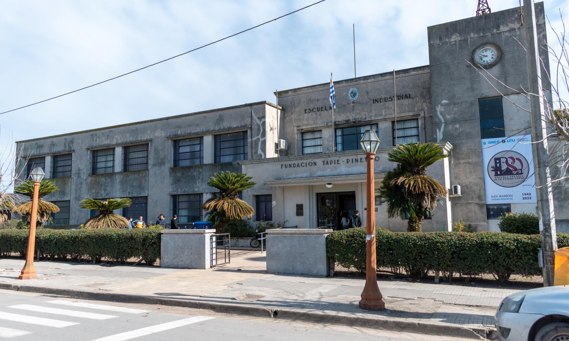 Festejos por los 80 años de la Escuela Técnica "Juan Pedro Tapié"