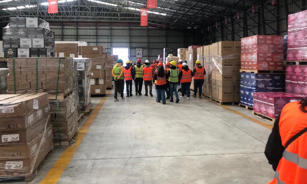 estudiantes en visita de logística