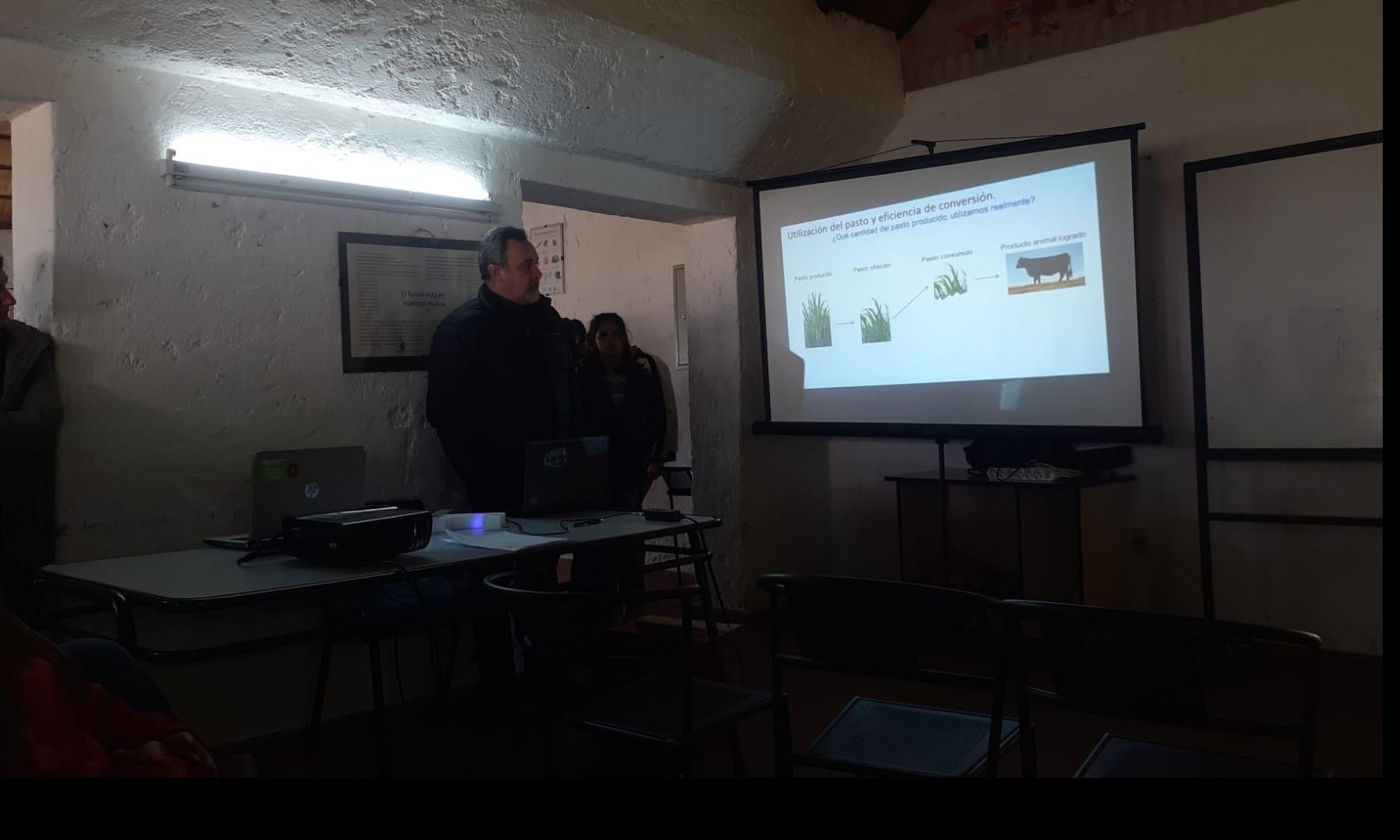 dando una charla
