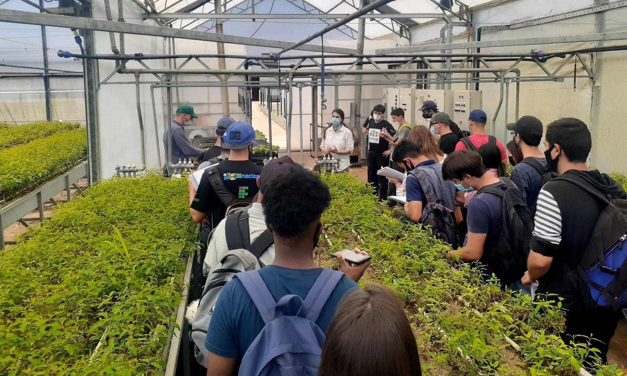 estudiantes en vivero