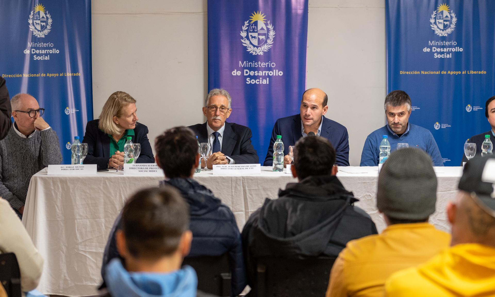 todos en la mesa