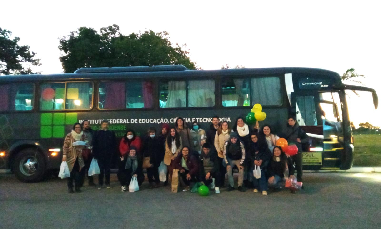 enfrente al ómnibus