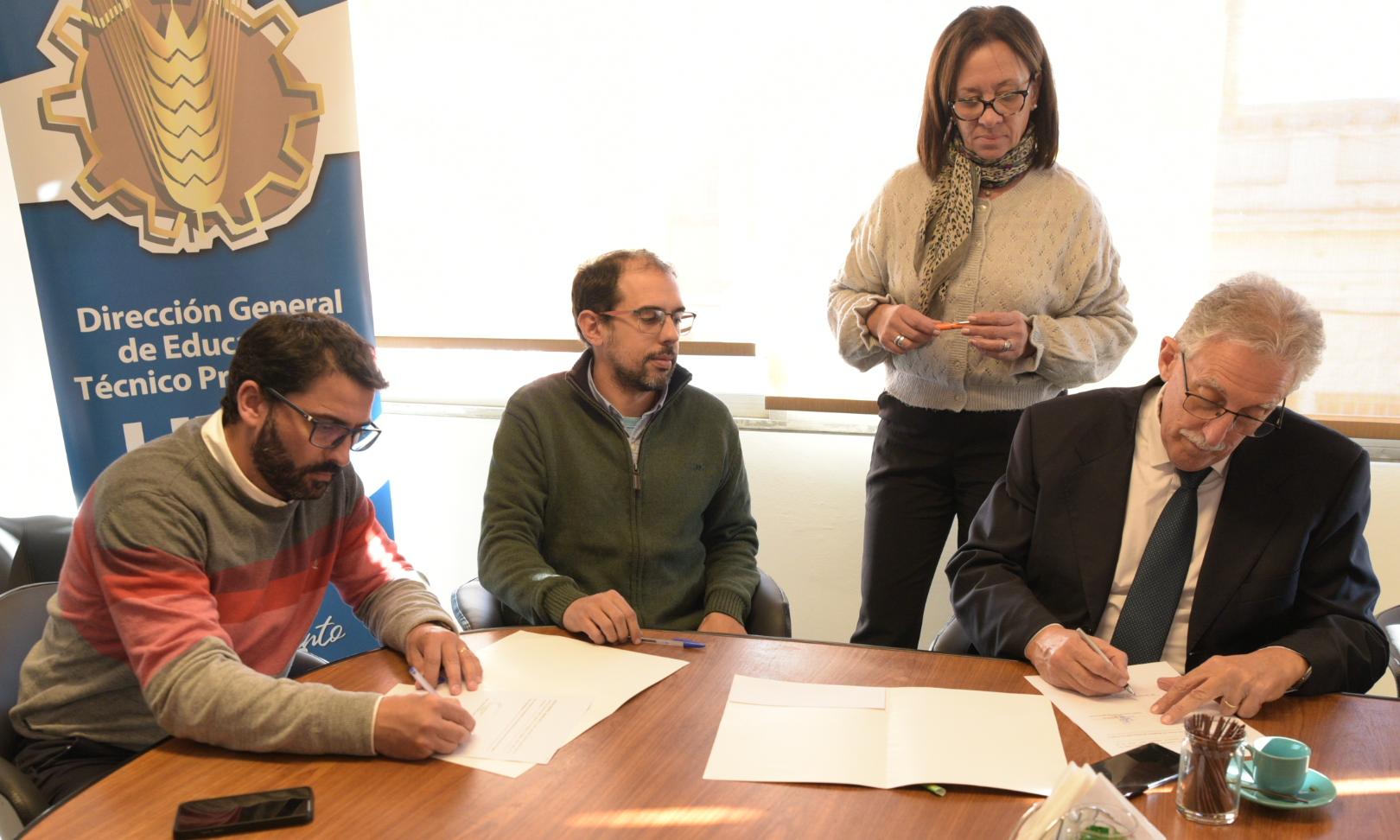firmando el convenio