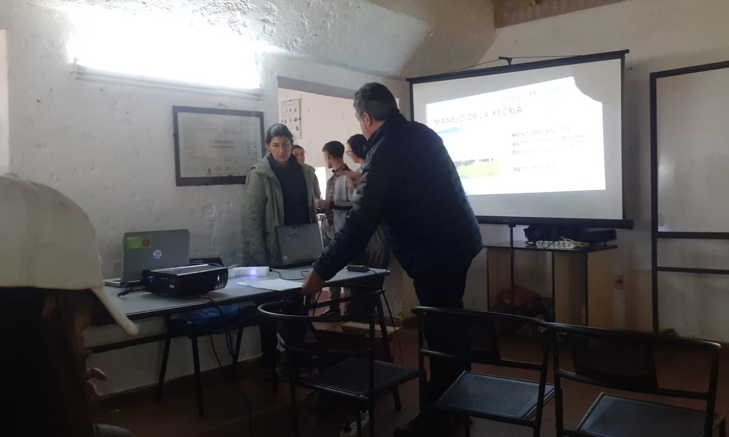 dando una charla