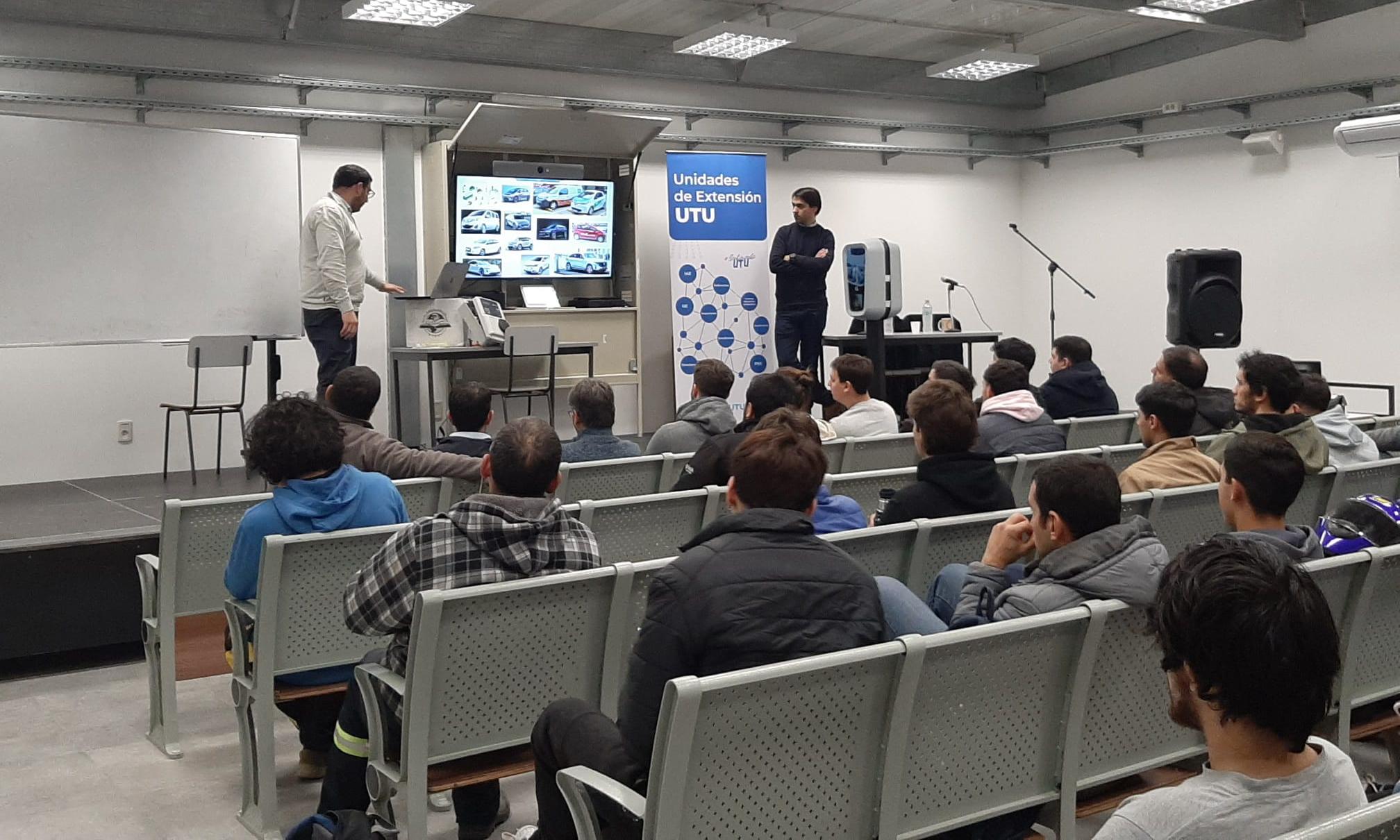 Charla sobre Sistemas de Alimentación de Vehículos Eléctricos en IAE Paysadú 