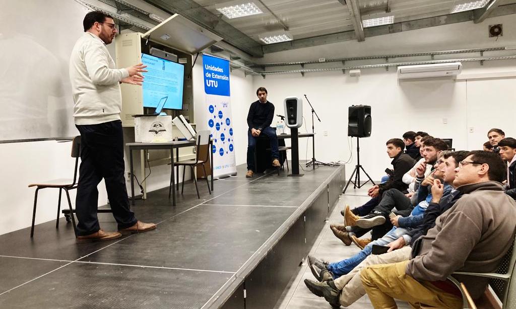 Charla sobre Sistemas de Alimentación de Vehículos Eléctricos en IAE Paysadú 