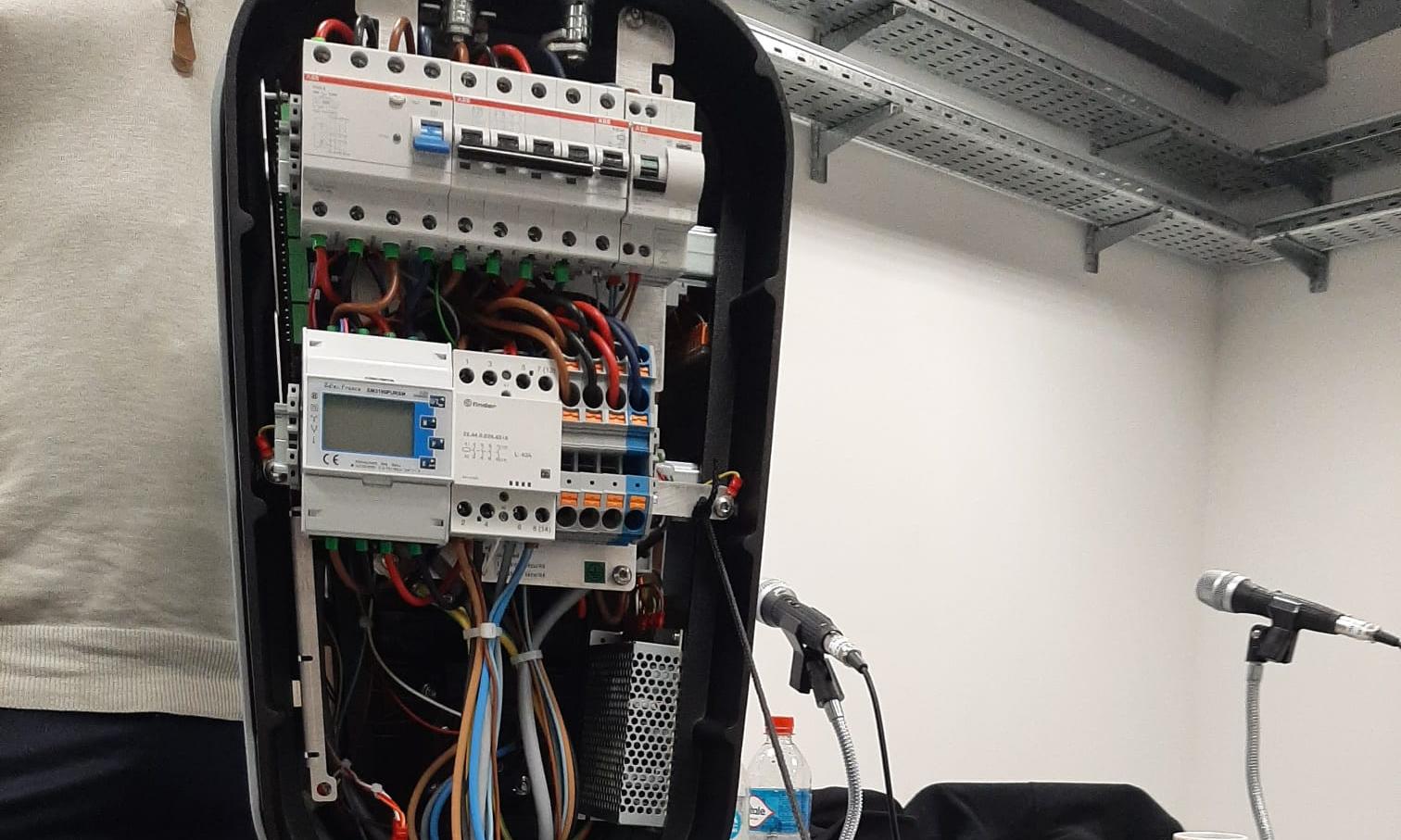 Charla sobre Sistemas de Alimentación de Vehículos Eléctricos en IAE Paysadú 