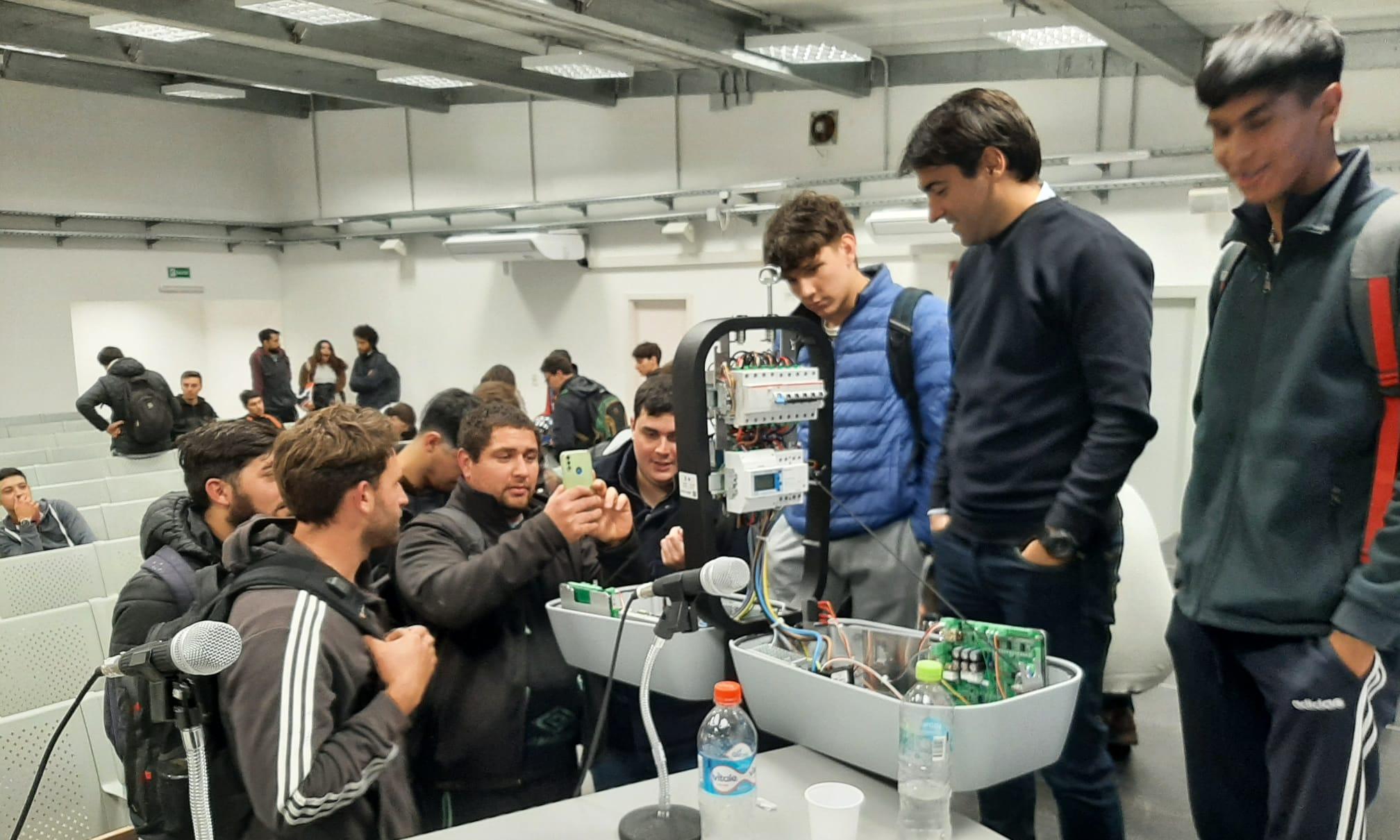 Charla sobre Sistemas de Alimentación de Vehículos Eléctricos en IAE Paysadú 