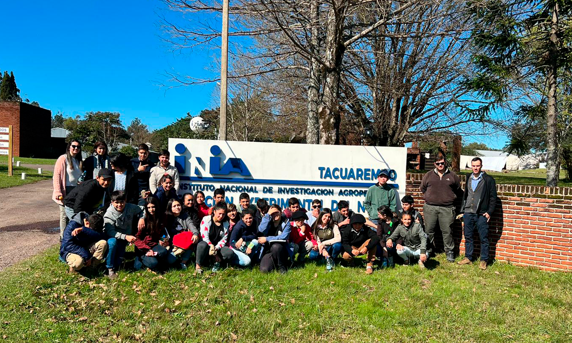 estudiantes enfrente a inia