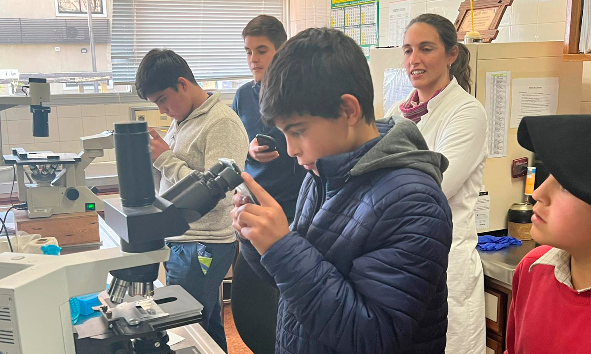 estudiantes mirando microscópicos