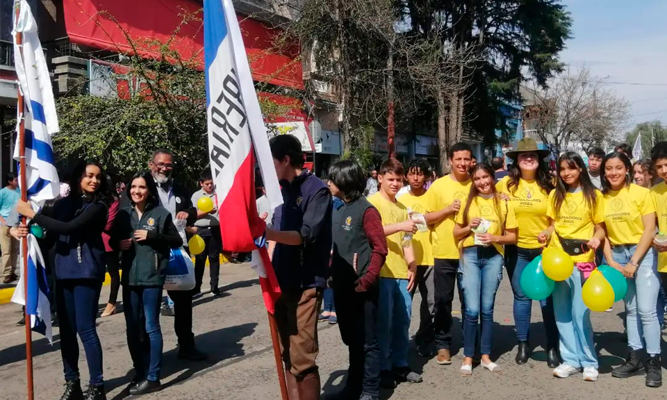 estudiantes desfilando