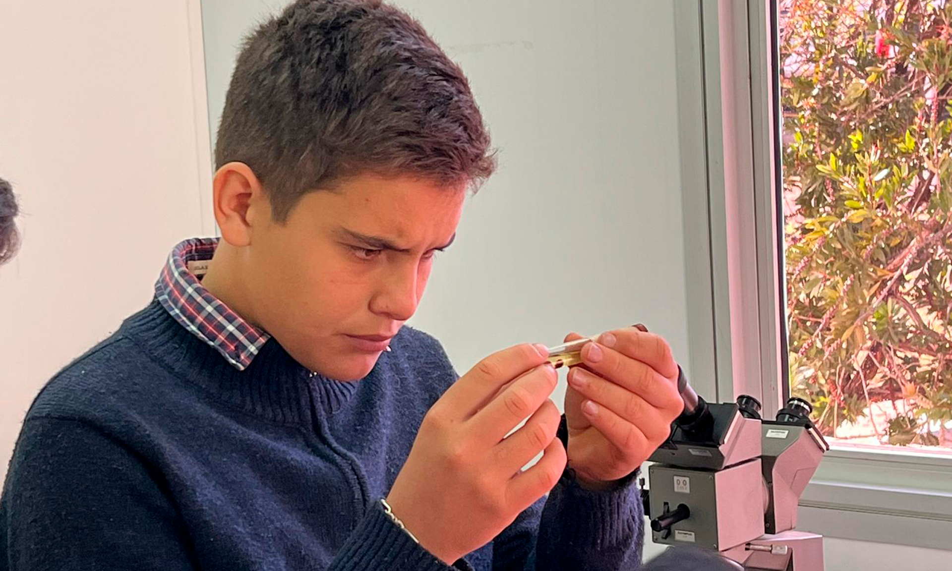 estudiantes con tubo de ensayo 