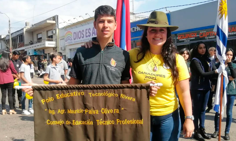 estudiantes con la bandera del polo