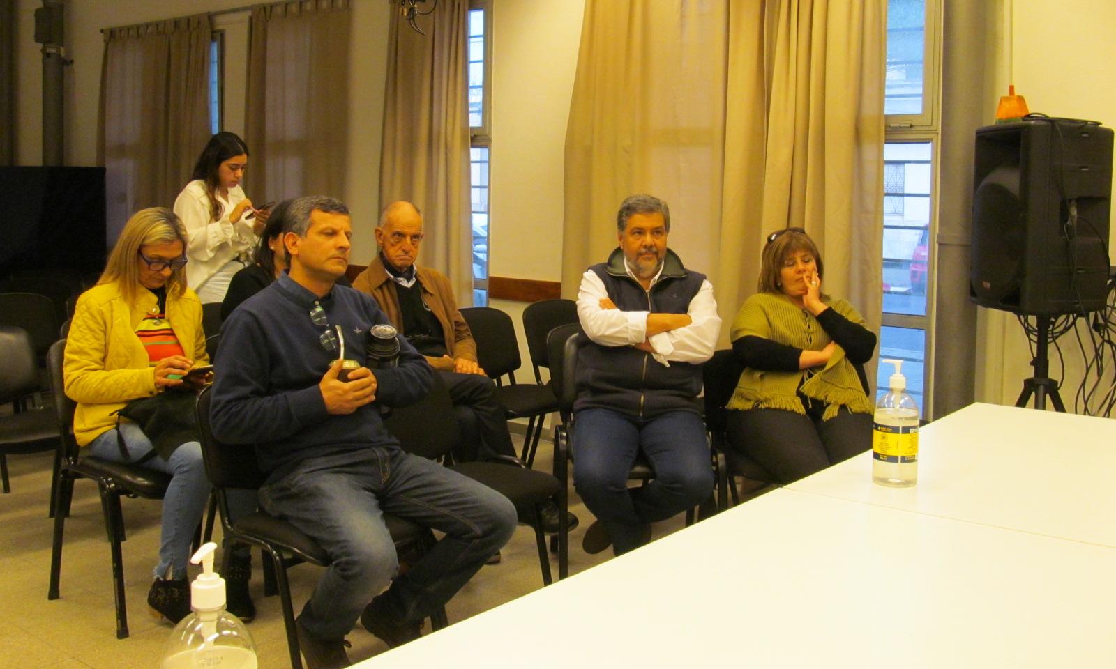 todos escuchando la charla