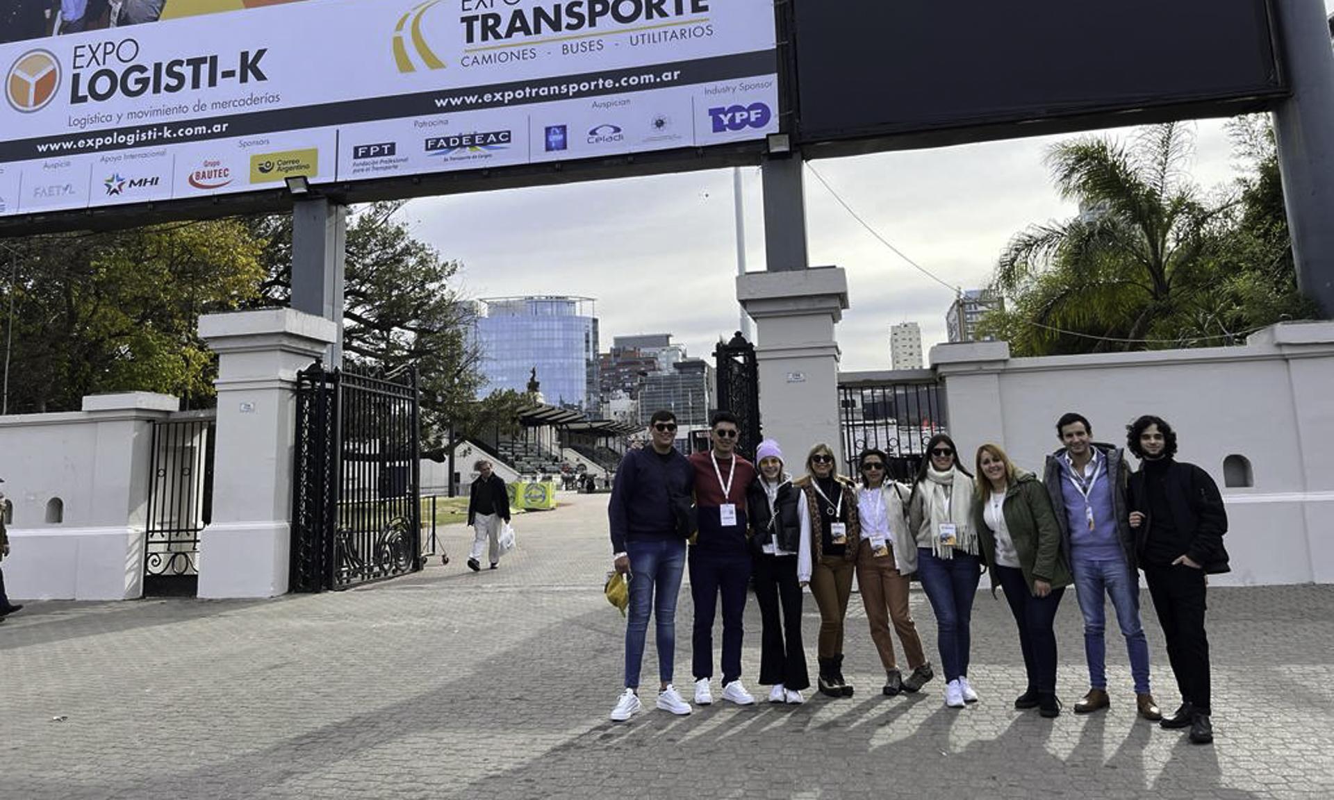 en la entrada de la expo
