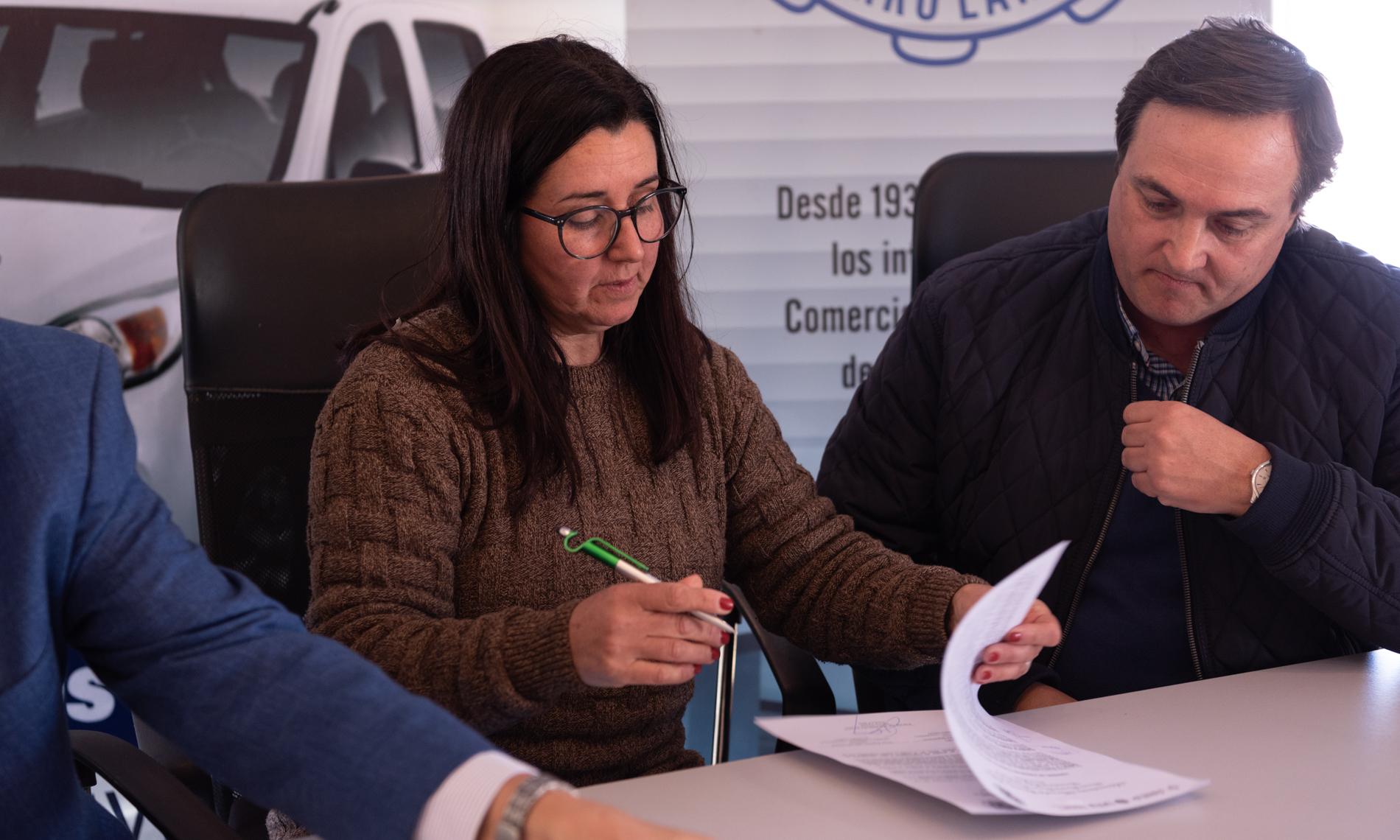 firmando el convenio